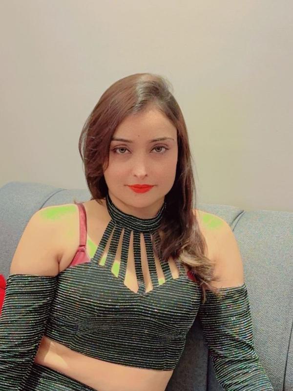 Experience Passion and Elegance with Juliette Noir 2 Mis Fotos